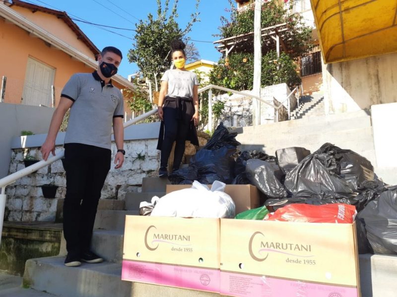 Fernandes, do Figueirense entrega pessoalmente os agasalhos arrecadados no clube – Foto: Andrey de Oliveira/FFC