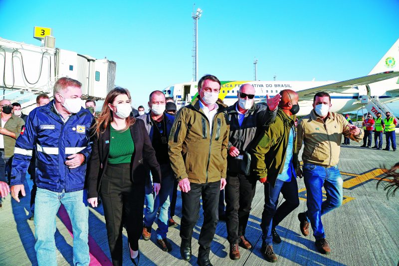 Gean Loureiro (primeiro, da esquerda para a direita), recebeu o presidente Jair Bolsonaro no aeroporto – Foto: Julio Cavalheiro/Secom/ND