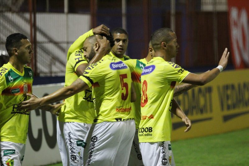 No Augusto Bauer, o Brusque confirmou o favoritismo e venceu novamente o JEC, dessa vez pelo placar de 2 a 1. Marco Antônio e Edu marcaram para o Marreco, enquanto Trindade descontou para a equipe visitante – Foto: Lucas Gabriel Cardoso/Brusque FC/Divulgação/ND