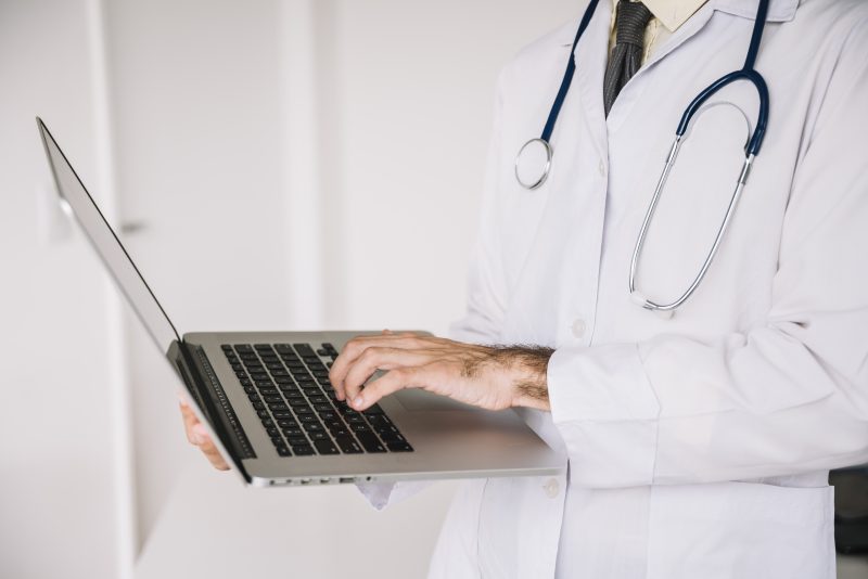 Atendimento online &eacute; aliado para quem tem doen&ccedil;as cr&ocirc;nicas em tempos de pandemia – Foto: By Freepik