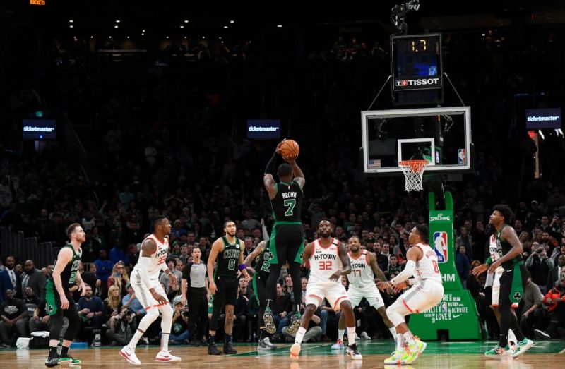 Jaylen Brown assinou o contrato m&aacute;ximo na &uacute;ltima offseason e, ao lado de Jayson Tatum, &eacute; o presente e futuro do Celtics – Foto: NBA/Divulga&ccedil;&atilde;o