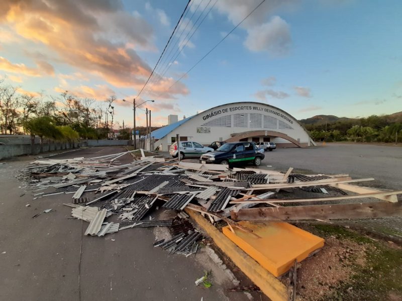 Teto do Gin&aacute;sio Willy Germano Gessinger foi arrancado pelo vento, em Corup&aacute;, no Norte do Estado, ap&oacute;s passagem de ciclone extratropical – Foto: Divulga&ccedil;&atilde;o/ND