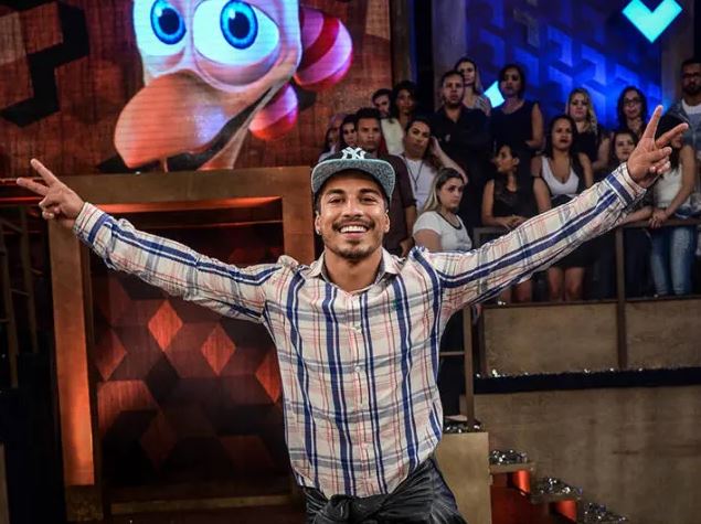 <strong>A Fazenda 8</strong> – Na oitava edição do reality, Douglas Sampaio se consagrou campeão e faturou R$ 2 milhões após disputar contra Ana Paula Minerato. Durante o confinamento, o ator se mostrou “explosivo” com os outros peões da casa, mas isso não o impediu de vencer a competição – Foto: Reprodução/Record TV