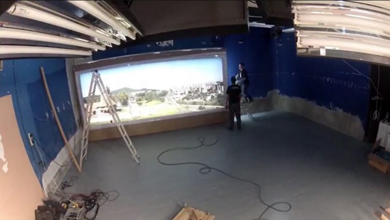 Estúdio sendo montado. Ao <span style="font-weight: 400;">ao longo dos anos, ganharam cada vez mais tecnologia e modernidade</span> – Foto: Reprodução imagens de TV