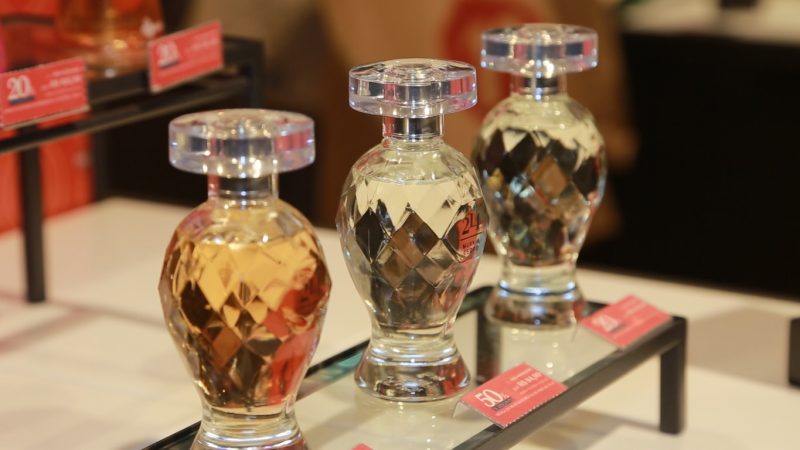Mesmo sem sentir a fragrância, clientes adquirem produtos através de atendimento personalizado que ensina a arte da perfumaria – Foto: Reprodução/NDTV