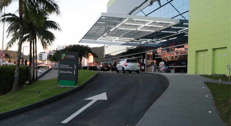 Serviço de drive-thru do Floripa Shopping atrai consumidores que querem adquirir de forma rápida e prática – Foto:e
