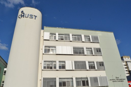 A v&iacute;tima foi levada ao Hospital Universit&aacute;rio de Santa Terezinha, em Joa&ccedil;aba – Foto: Divulga&ccedil;&atilde;o/HUST