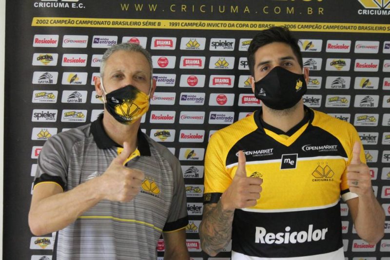 Zagueiro Carlos Alexandre &eacute; apresentado pelo executivo de futebol, Evandro Guimar&atilde;es – Foto: Celso da Luz/Crici&uacute;ma EC/divulga&ccedil;&atilde;o