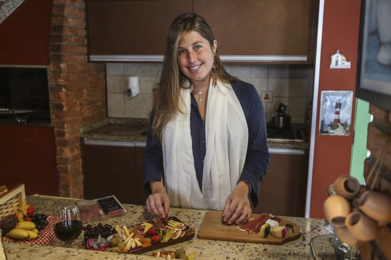 Julia Michaelsen Saraiva da Silva retomou um projeto antigo de gastronomia ap&oacute;s ver faturamento da pousada que administra cair a zero na Capital – Anderson Coelho/ND