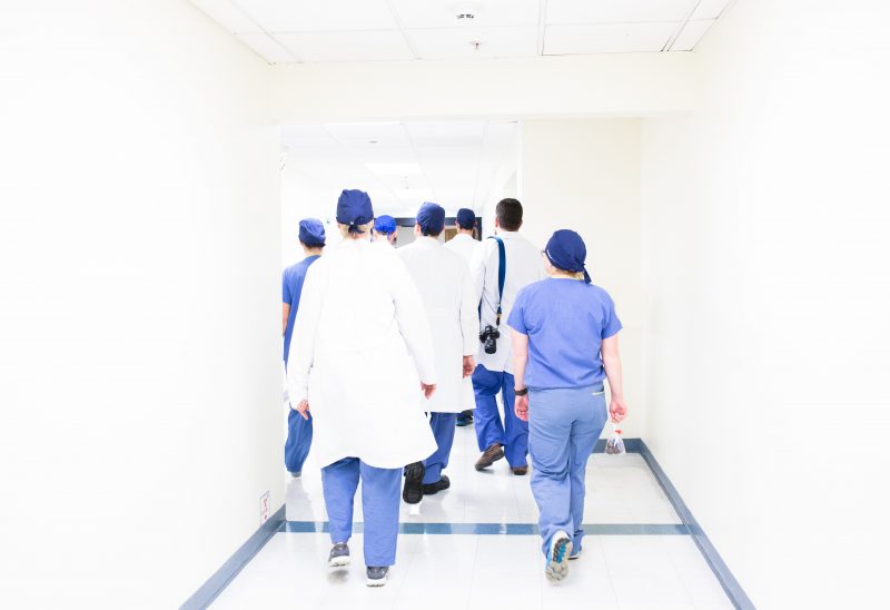 Equipe multidisciplinar trabalha com evid&ecirc;ncias m&eacute;dicas – Foto: Luiz Melendez_Unsplash