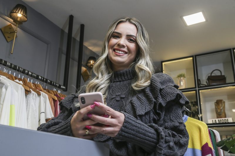 A empres&aacute;ria Marcelle dos Santos Soares, propriet&aacute;ria de uma loja do ramo de vestu&aacute;rio no Estreito, em Florian&oacute;polis, apostou&nbsp; no e-coomerce e no delivery e aumentou as vendas on-line em 50% – Anderson Coelho/ND