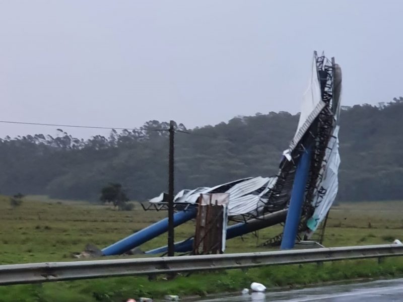 &Uacute;ltimo ciclone em Navegantes arrancou placa a beira de rodovia- Foto: Arquivo/Drica Fermiano/NDTV