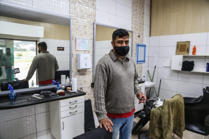 O barbeiro Paulo S&eacute;rgio da Silva, 34, recorre a reservas pessoais para manter o neg&oacute;cio – Foto: Anderson Coelho/ND