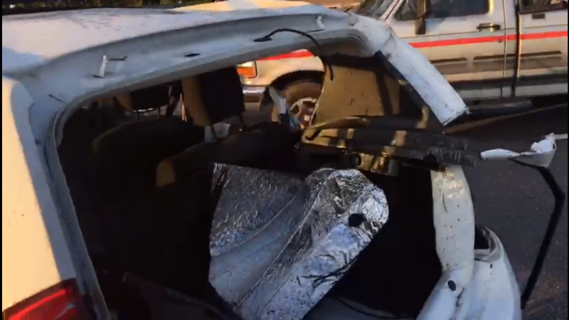 Tampa do porta-malas foi arrancada com o impacto – Foto: GMF/Divulga&ccedil;&atilde;o