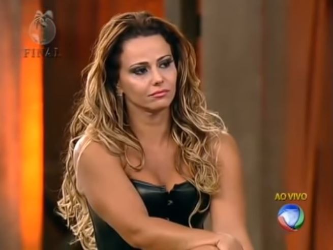 <strong>A Fazenda 5</strong> –  Em A Fazenda 5, Viviane Araújo enfrentou Felipe Folgosi e Léo Aquilla e acabou levando os R$ 2 milhões para a casa. Durante o período em que esteve confinada na casa, a atriz e dançarina protagonizou muitas brigas com Nicole Bahls. Ela também desenvolveu uma forte amizade com Gretchen. – Foto: Reprodução/Record TV