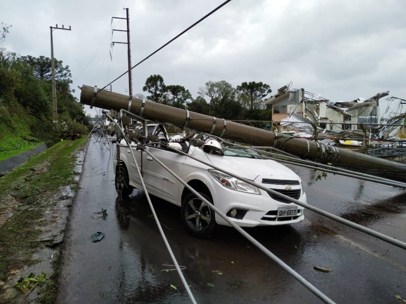 Um poste de luz caiu em cima de um carro no bairro Efapi em Chapec&oacute; – Foto: Divulga&ccedil;&atilde;o/NDTV