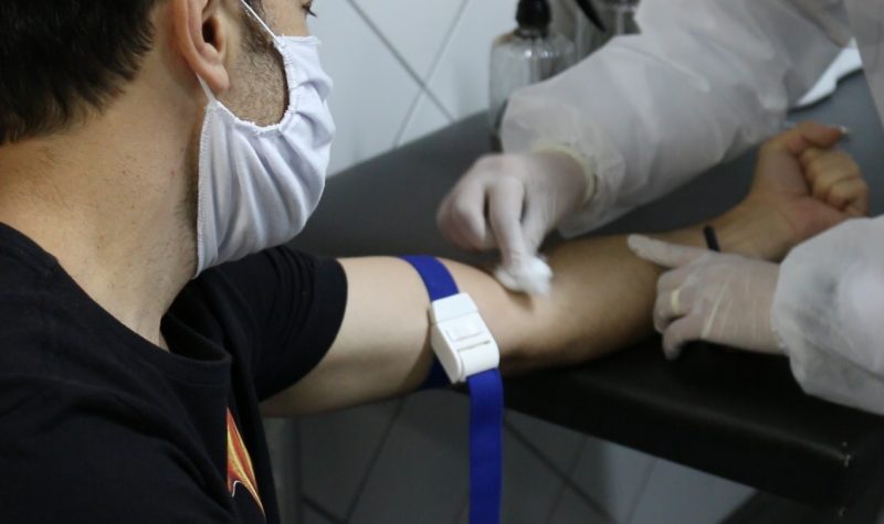 Todos os atletas e comiss&atilde;o t&eacute;cnica foram testados, entre eles, o fixo Leco – Foto: Juliano Schmidt/JEC/Krona