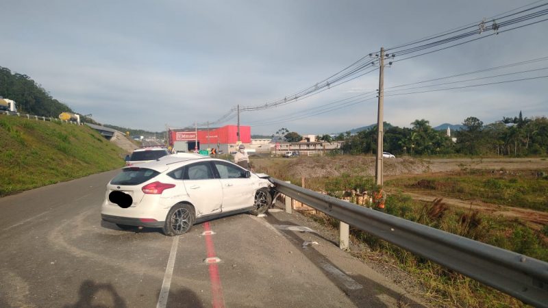 Ford Focus acabou colidindo em ciclista – Foto: Divulga&ccedil;&atilde;o/PMRv/ND