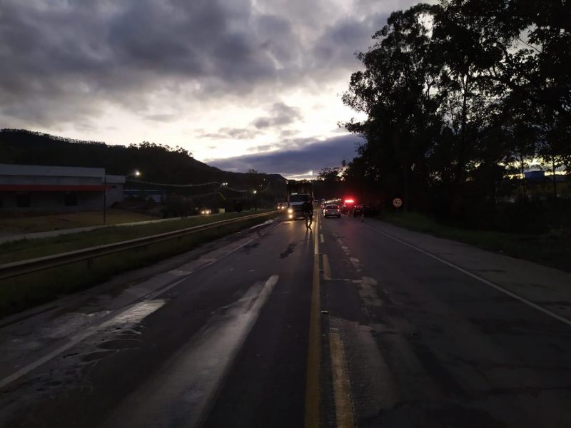 Pedestre morre ap&oacute;s ser lan&ccedil;ado da rodovia por carro em Rio do Sul – Foto: PRF/Divulga&ccedil;&atilde;o/ND