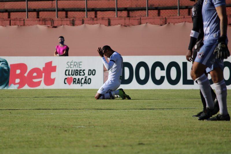 Diego Gon&ccedil;alves (de joelhos) comemora gol pelo Figueirense – Foto: Patrick Floriani/FFC
