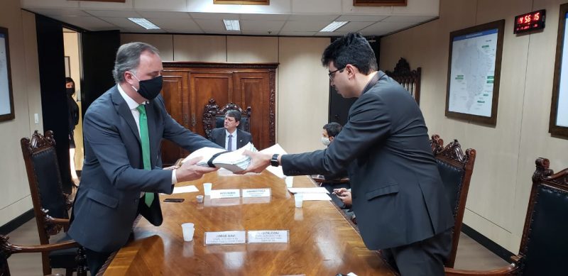 Kennedy entrega dossi&ecirc; da SCPar ao delegado da Pol&iacute;cia Federal, em Bras&iacute;lia – Foto: Divulga&ccedil;&atilde;o/ND