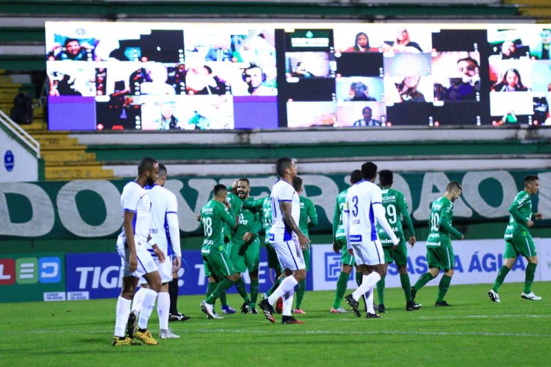 Jogo realizado em Chapec&oacute; n&atilde;o teve presen&ccedil;a de torcida, mas jogadores n&atilde;o respeitaram protocolo de seguran&ccedil;a – Foto: M&aacute;rcio Cunha/Chapecoense/ND