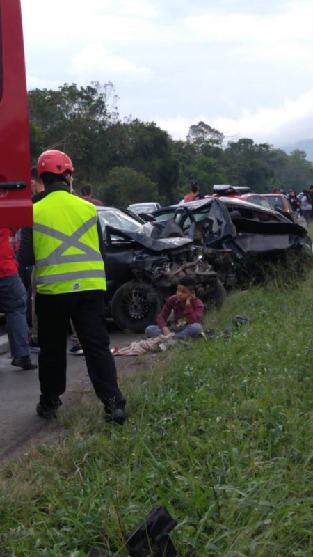 A colisão envolveu três veículos, sendo que um dos carros capotou para fora da pista &#8211; Foto: Divulgação/ND