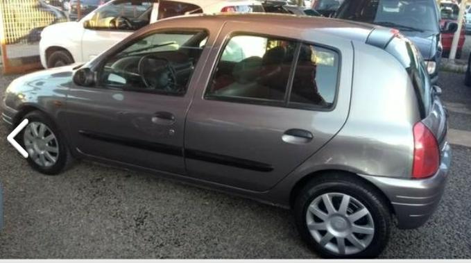 Renault Clio, carro de Patr&iacute;cia Vicente, onde teria sido jogada desacordada no porta-malas – Foto: arquivo pessoal/Divulga&ccedil;&atilde;o ND