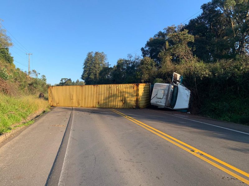Tombamento de caminhão provocou interdição da pista – Foto: PMRv/Divulgação/ND
