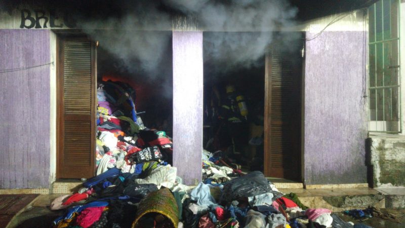 Inc&ecirc;ndio atinge brech&oacute; e deixa uma pessoa morta em Florian&oacute;polis – Foto: Corpo de Bombeiros/ND