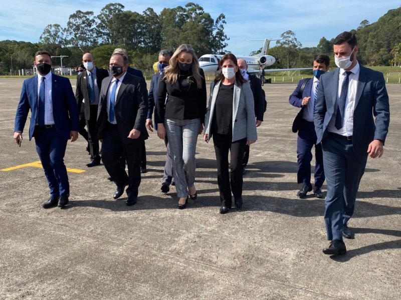 Pazuello chegou no Estado por volta das 11h, sendo recepcionado pelo governador Carlos Mois&eacute;s – Foto: Divulga&ccedil;&atilde;o/ND