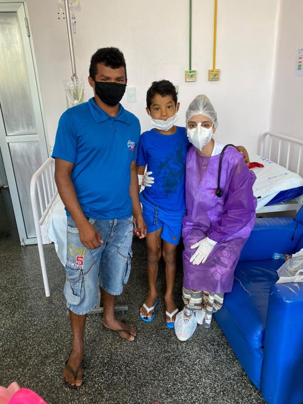 Alexandra durante atendimento aos moradores na cidade de Tef&eacute; – Foto: Arquivo pessoal/divulga&ccedil;&atilde;o ND