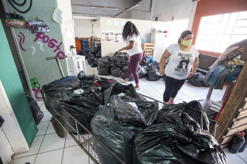 <span style="font-weight: 400;">No meio de tantas histórias tristes, duas mulheres resistem e trabalham para ajudar a comunidade. Cíntia da Cruz e Jack Ribeiro fazem sopas e mobilizam a doação de alimentos e roupas – Foto: Anderson Coelho/ND</span>