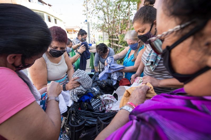 Em frente ao projeto Revolução dos Baldinhos, moradoras do bairro recebem doação de roupas – Foto: Anderson Coelho/ND