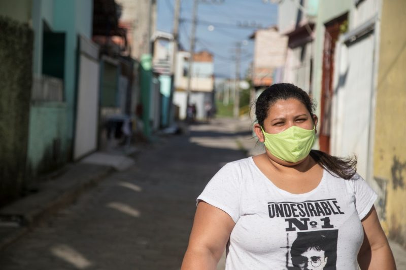 “<a href="<a href="https://ndmais.com.br/noticias/sc-comeca-semana-com-taxa-de-isolamento-abaixo-da-linha-minima-de-seguranca/">https://ndmais.com.br/noticias/sc-comeca-semana-com-taxa-de-isolamento-abaixo-da-linha-minima-de-seguranca/</a>" target="_blank" rel="noopener noreferrer">Isolamento social</a> não existe aqui”, afirma a mulher, que preside a Associação de Mulheres do bairro. Segundo Jack, as casas pequenas e famílias numerosas também dificultam o distanciamento. Ela divide a casa com mais seis pessoas – Foto Anderson Coelho/ND