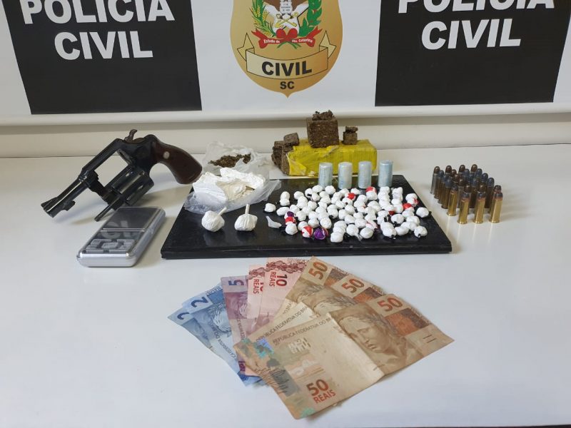 Materiais apreendidos com o suspeito, segundo a pol&iacute;cia – Foto: Pol&iacute;cia Civil/ND