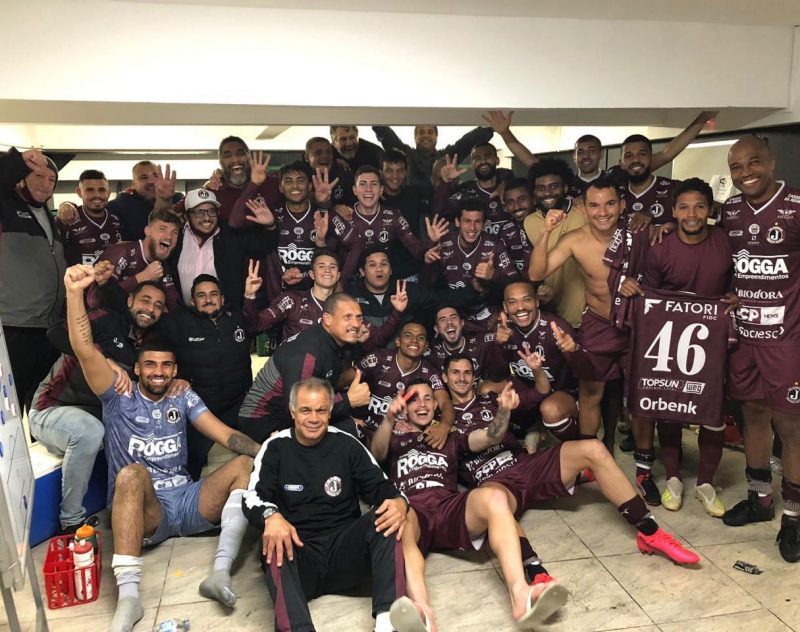 Comissão técnica e jogadores do Juventus comemoram a classificação em pleno Orlando Scarpelli. A equipe do técnico Jorginho apresentou um ótimo futebol. O placar só não foi mais elástico porque Itinga perdeu uma chance cara a cara com Sidão ainda no primeiro tempo. A equipe ainda colocou duas bolas na trave – Foto: Juventus/divulgação/ND