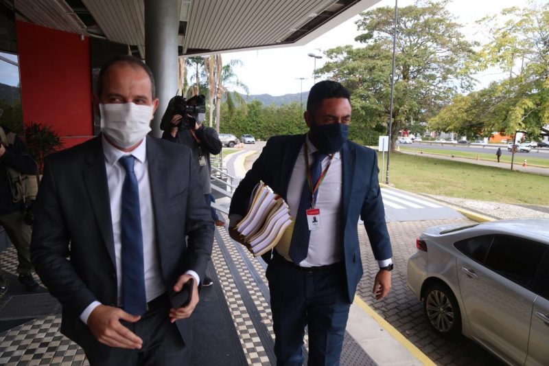 Deputado La&eacute;rcio Schuster (PSB) e advogado da Alesc, Vin&iacute;cius Ribeiro – Foto: Anderson Coelho/ND