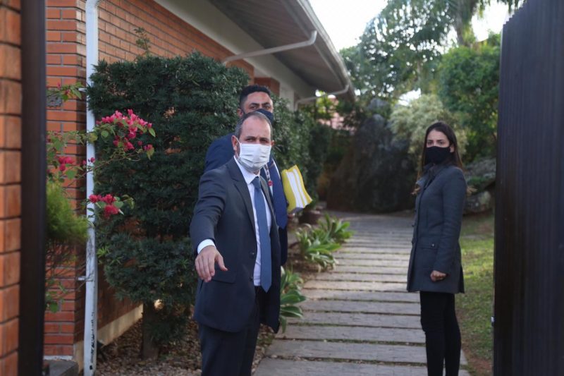 Deputado e advogado chegaram &agrave; casa da vice &agrave;s 15h55 – Foto: Anderson Coelho/ND