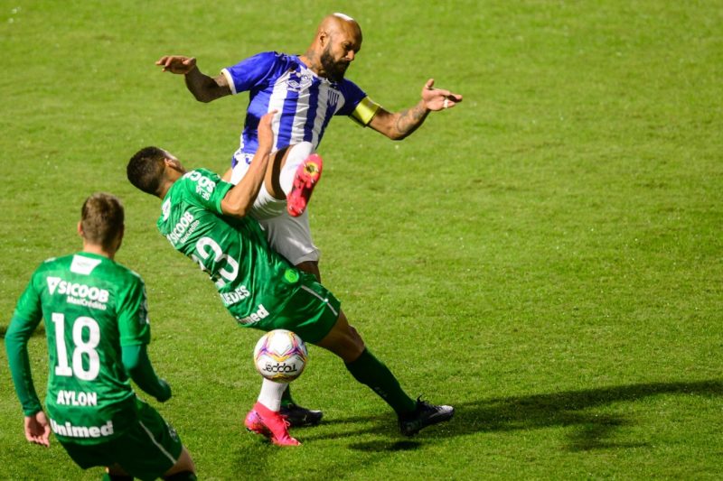 O Avaí, longe de empolgar o torcedor, ficou no empate com a Chapecoense (1 a 1) e foi eliminado do estadual. A equipe até abriu o placar com Daniel Amorim, mas viu a vantagem sumir menos de dez minutos depois, com o gol de Aylon para o Verdão. – Foto: Eduardo Valente/Estadão Conteúdo