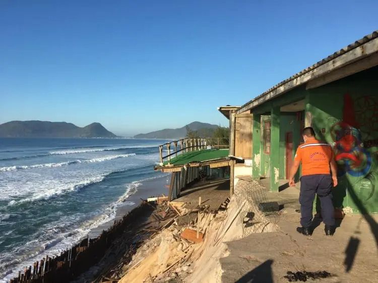 Hostel teve estrutura danificada ap&oacute;s mar&eacute; alta – Foto: Defesa Civil/Florian&oacute;polis/ND