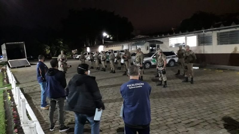 Tr&ecirc;s equipes da Patrulha do Coronav&iacute;rus, com apoio da Pol&iacute;cia Militar, foram &agrave;s ruas na noite de quinta-feira para fazer a fiscaliza&ccedil;&atilde;o – Foto: Diego Rosa, divulga&ccedil;&atilde;o ND