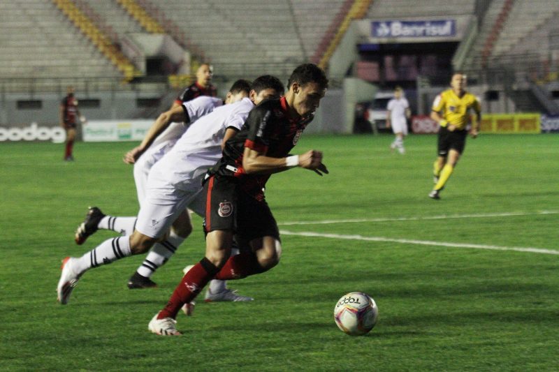 Partida foi muito truncada em especial na primeira etapa – Foto: Carlos Insaurriaga/Divulga&ccedil;&atilde;o