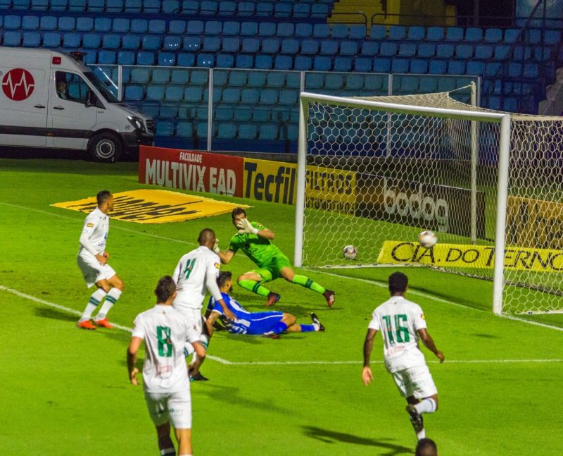 Ronaldo perdeu grande chance logo no in&iacute;cio da partida – Foto: Andr&eacute; Palma Ribeiro/Ava&iacute; F. C.