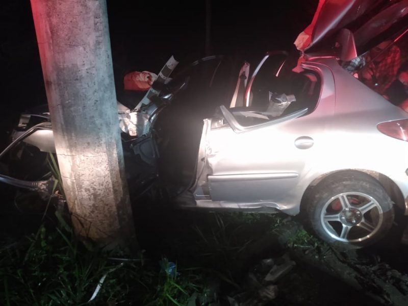 M&atilde;e e filha estavam no carro que bateu em um poste – Foto: Bombeiros/Divulga&ccedil;&atilde;o/ND