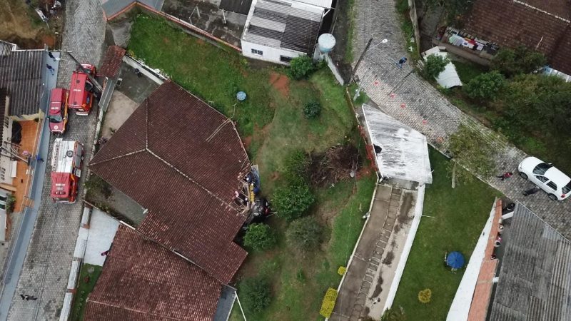 Carro despenca, atinge casa e motorista morre em Blumenau – Foto: Corpo de Bombeiros/Divulga&ccedil;&atilde;o/ND