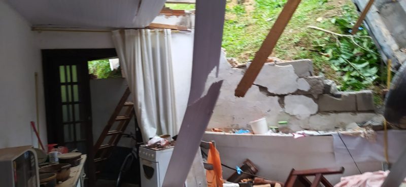 Carro despenca, atinge casa e motorista morre em Blumenau – Foto: Guarda de Tr&acirc;nsito/Divulga&ccedil;&atilde;o/ND