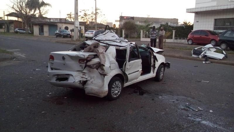 Mulher que estava no banco de tr&aacute;s morreu ap&oacute;s a queda – Foto: Corpo de Bombeiros/Divulga&ccedil;&atilde;o
