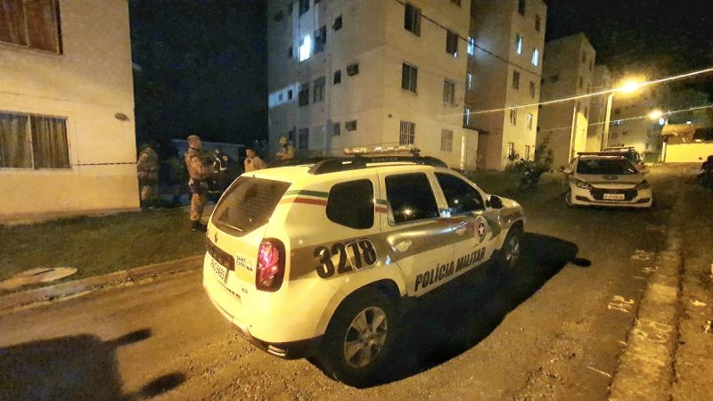 Assassinato ocorreu em condom&iacute;nio na regi&atilde;o Sul de Blumenau – Foto: PM/Divulga&ccedil;&atilde;o/ND