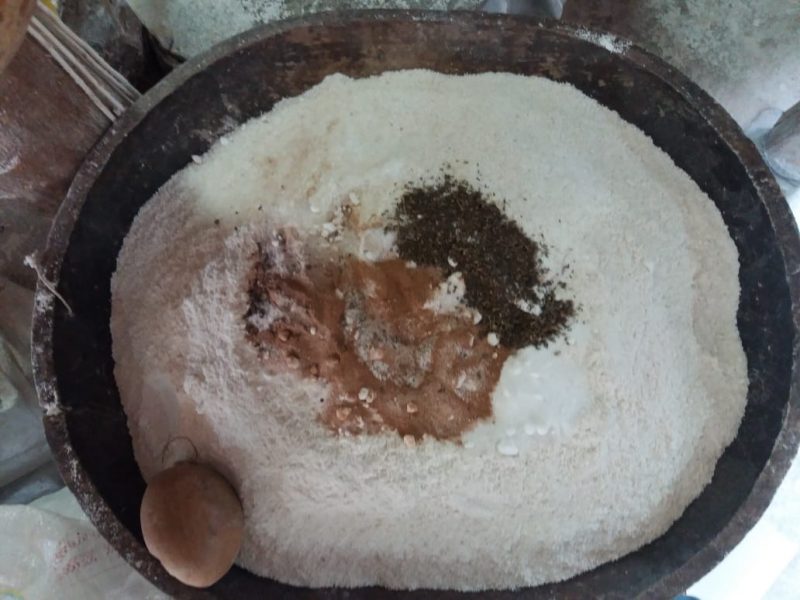 Preparo do beiju doce, feito com massa de mandioca, cravo, canela, açúcar, erva-doce e uma pitada de sal – Foto: Romilda Günther/Arquivo pessoal